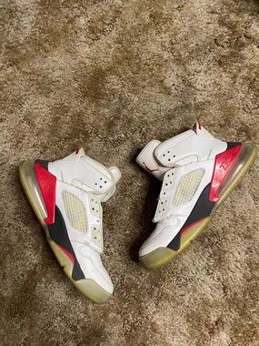 JORDAN MARS 270 YOUTH SIZE WHITE GYM RED COMFORT RARE‎